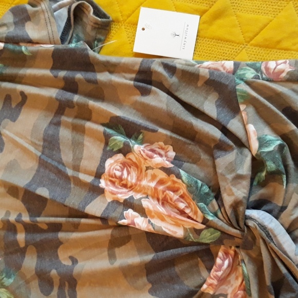 TINYWILLOW // ROSES & ARMY FADED STYLE TOP - Picture 6 of 8